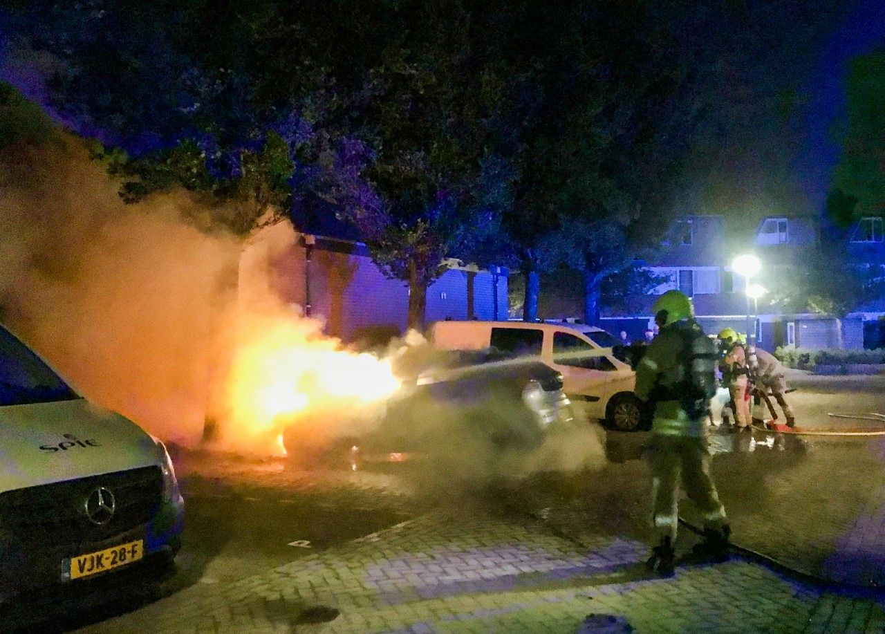 Auto in vlammen op door brandstichting