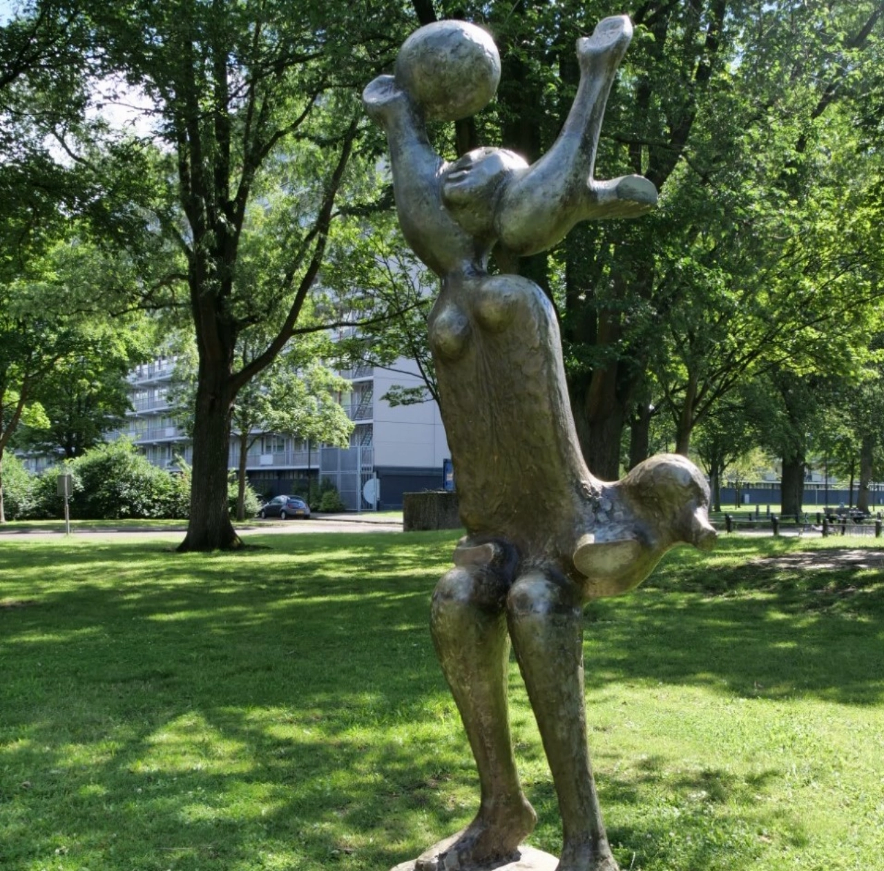 Kunstwerk van de Maand september: Balspelend meisje