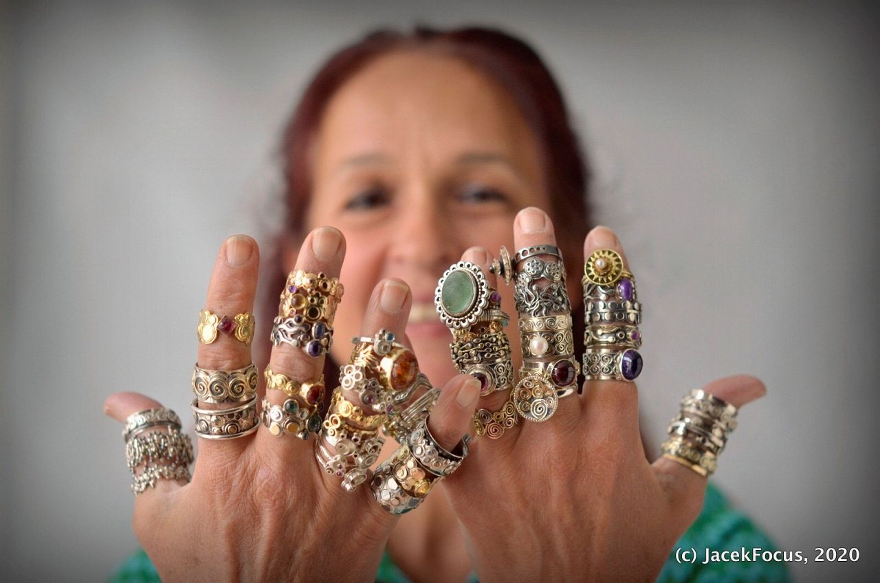 Expositie handgemaakte sieraden in het Douanehuisje