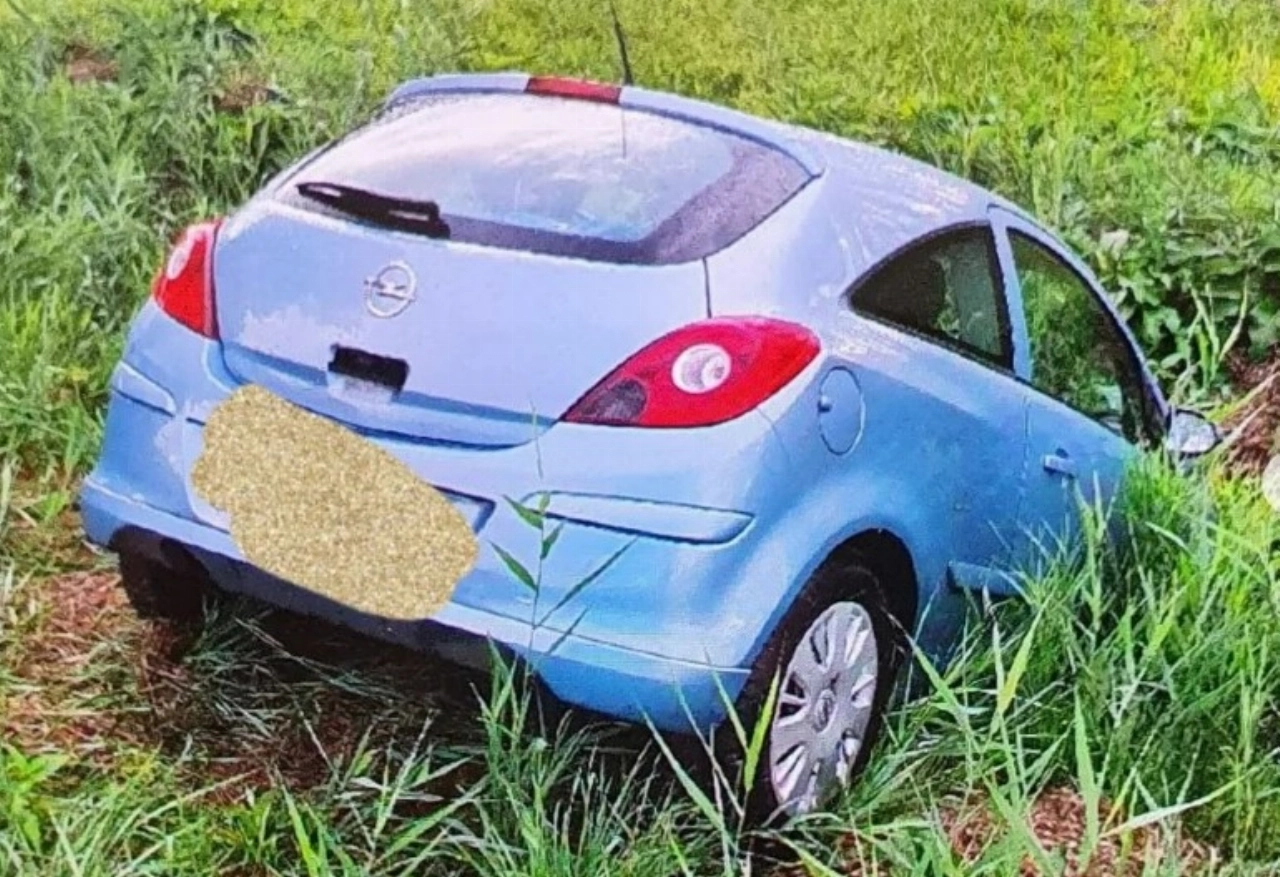 Auto glijdt van de weg op de Maassluissedijk