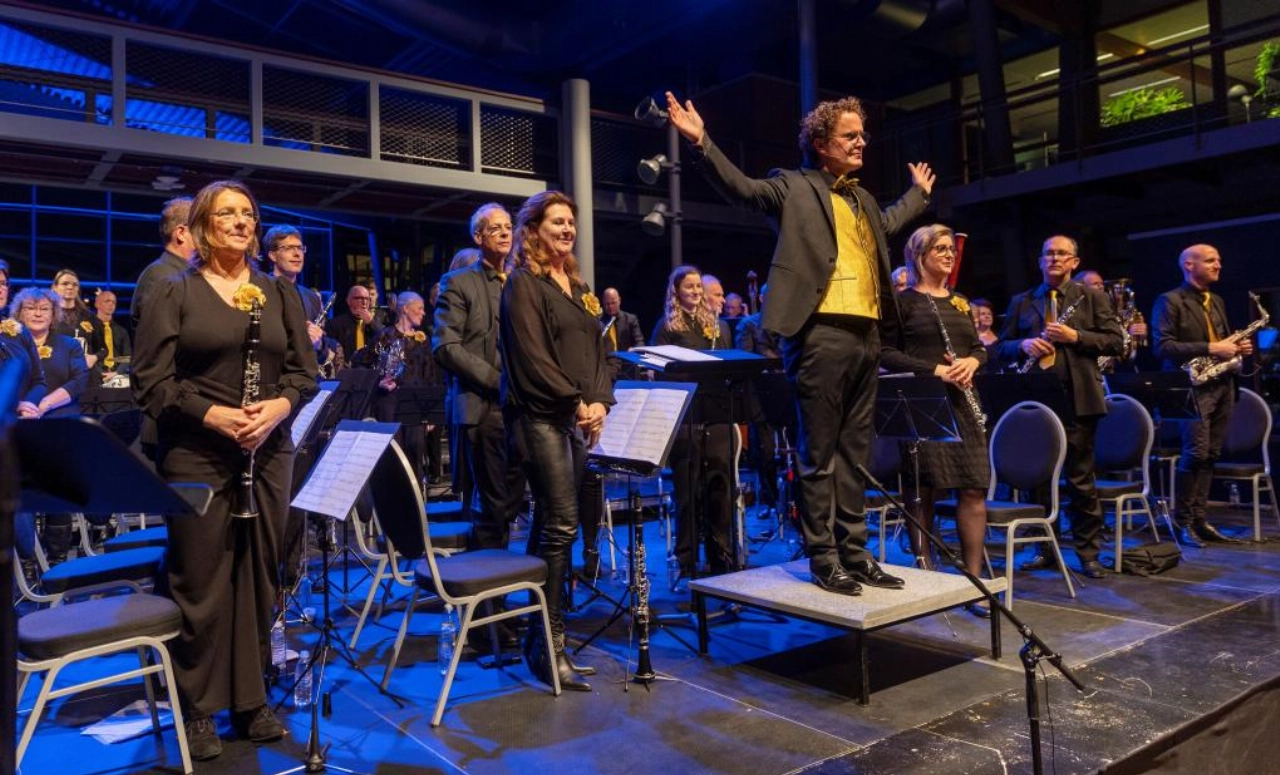 Burgemeester verrast Maassluise Harmonie met Koninklijke erepenning