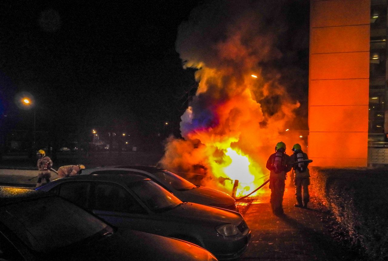 Mercedes gaat in vlammen op aan de Jasmijnstraat