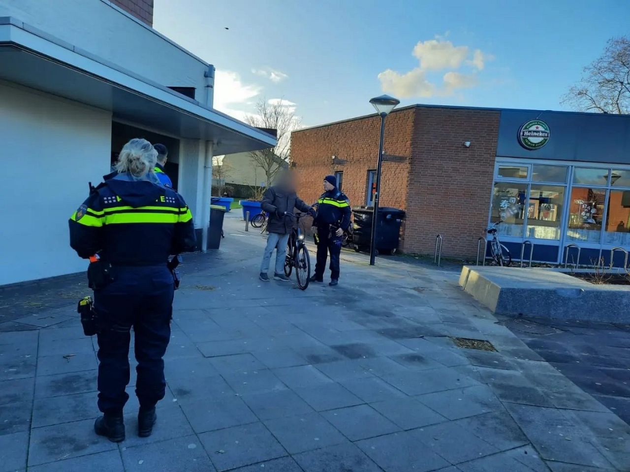 Politie waarschuwt fietsers door winkelgebieden