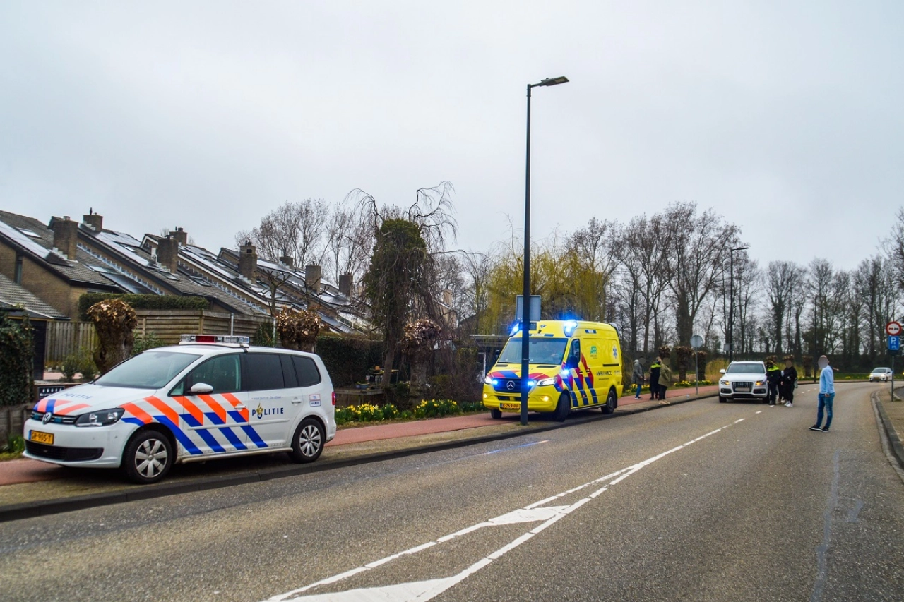 Kind rent de weg op en wordt aangereden door auto