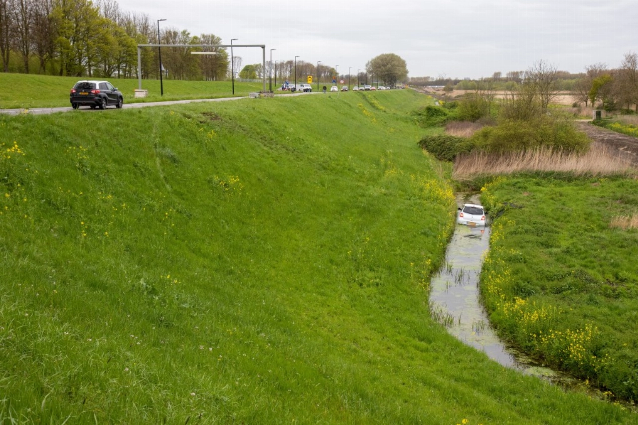 Auto de dijk af en de sloot in