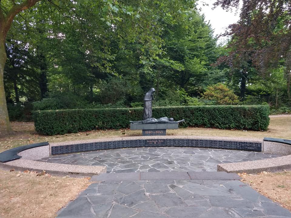 Dodenherdenking bij monument Prinses Julianaplantsoen