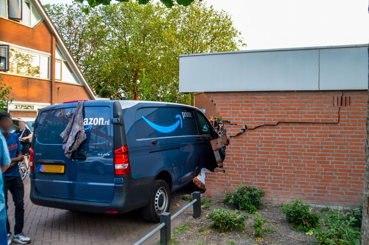 Pakketbezorger wordt gestoken door wesp en ramt garagebox