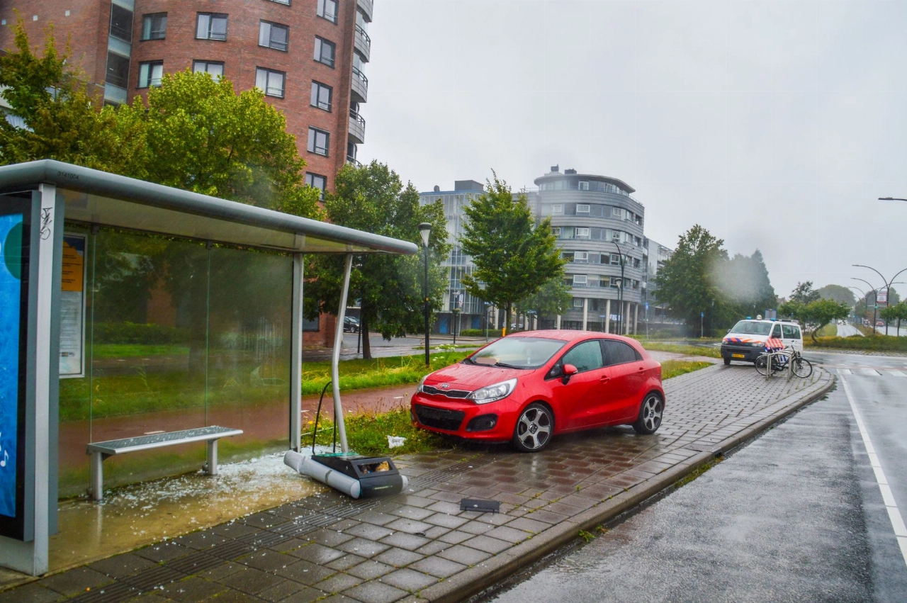 Automobiliste ramt bushokje aan Laan 1940-1945