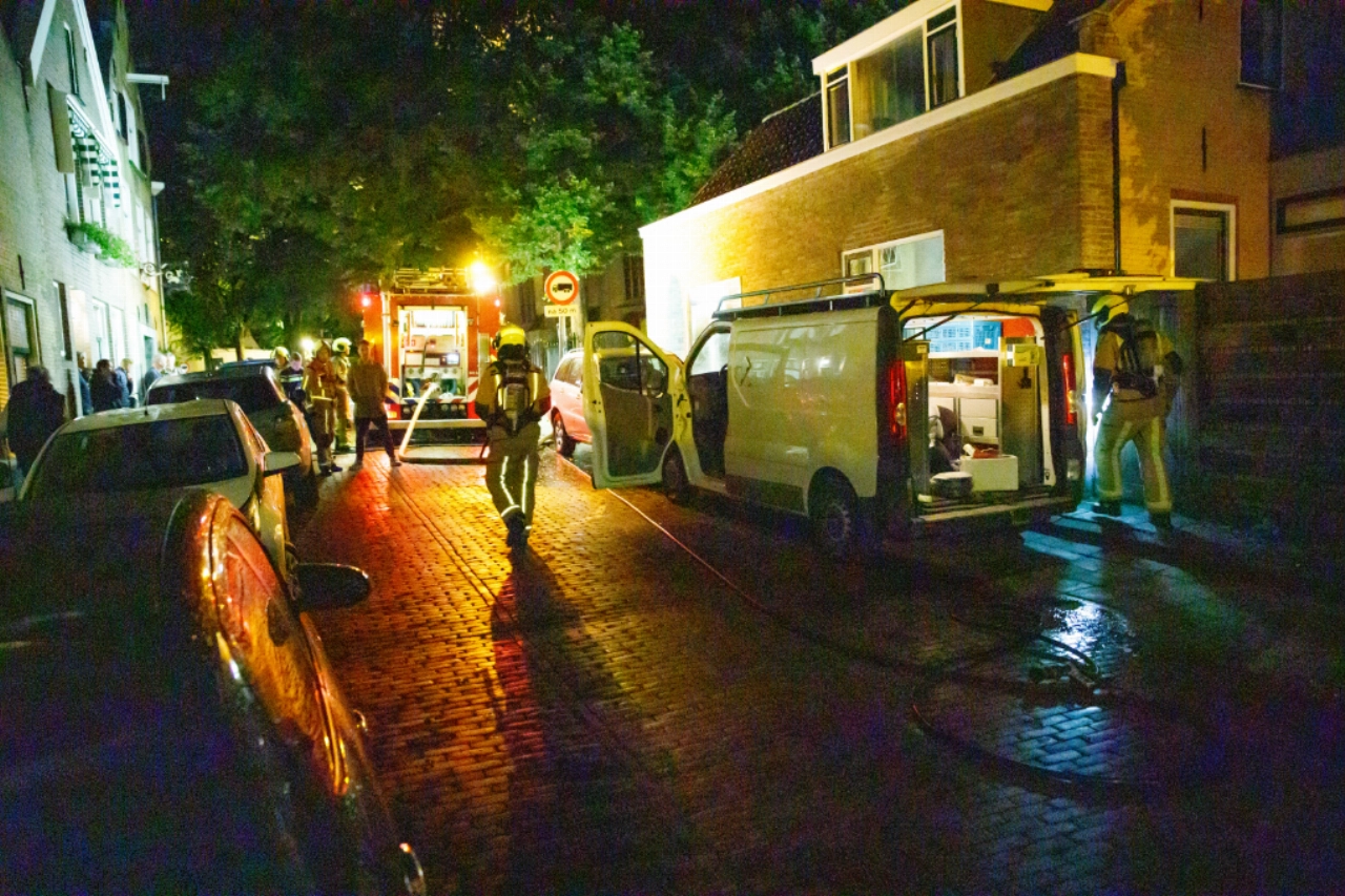 Afval in bus vat vlam