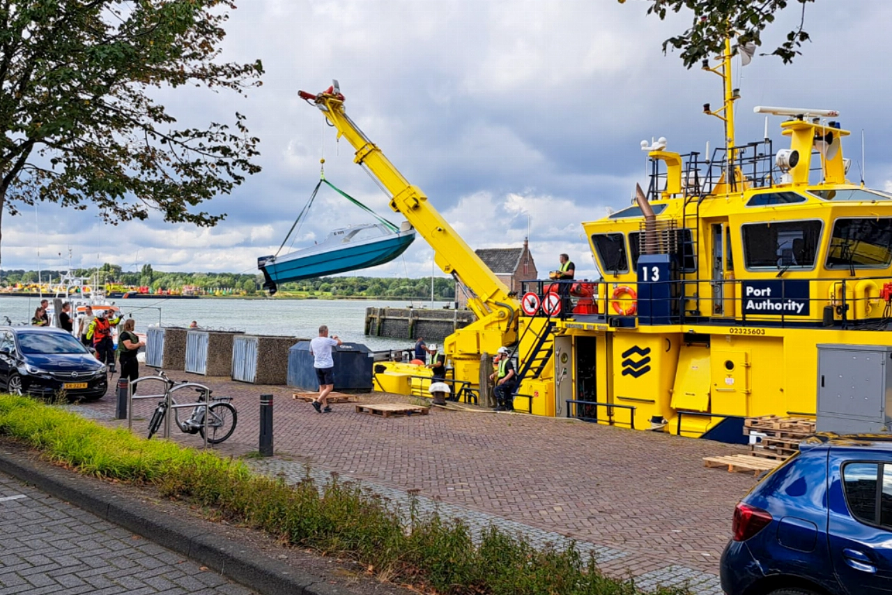 Opvarenden lek bootje net op tijd op de wal