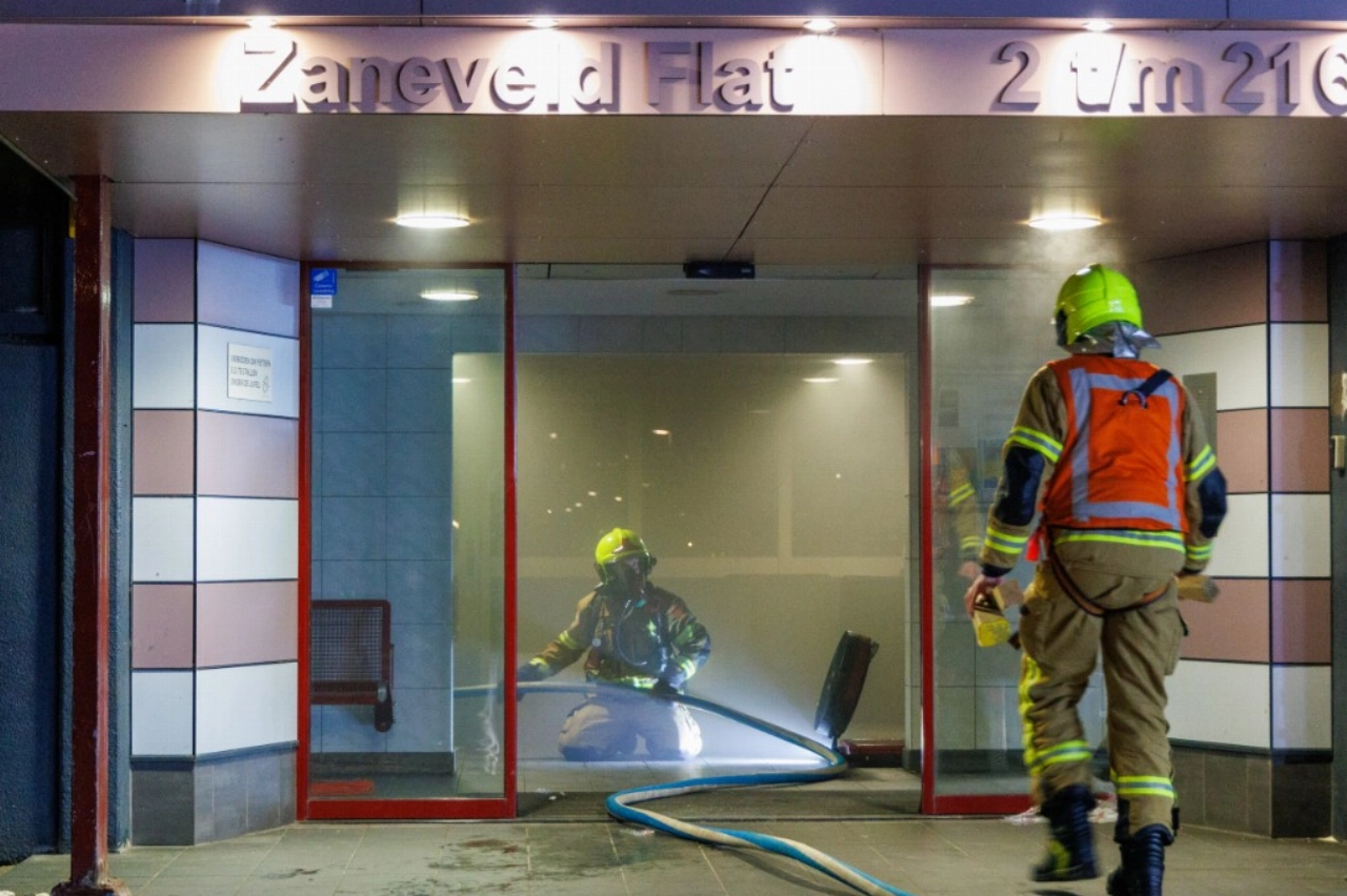Woningen ontruimd na grote brand in flatgebouw Maassluis