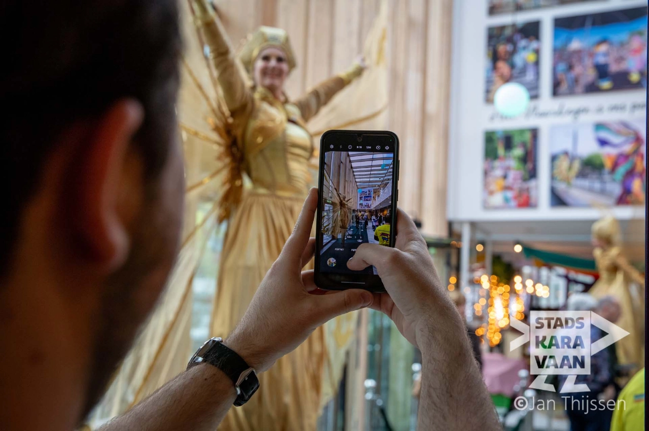 Stadskaravaan met vlag en wimpel geslaagd