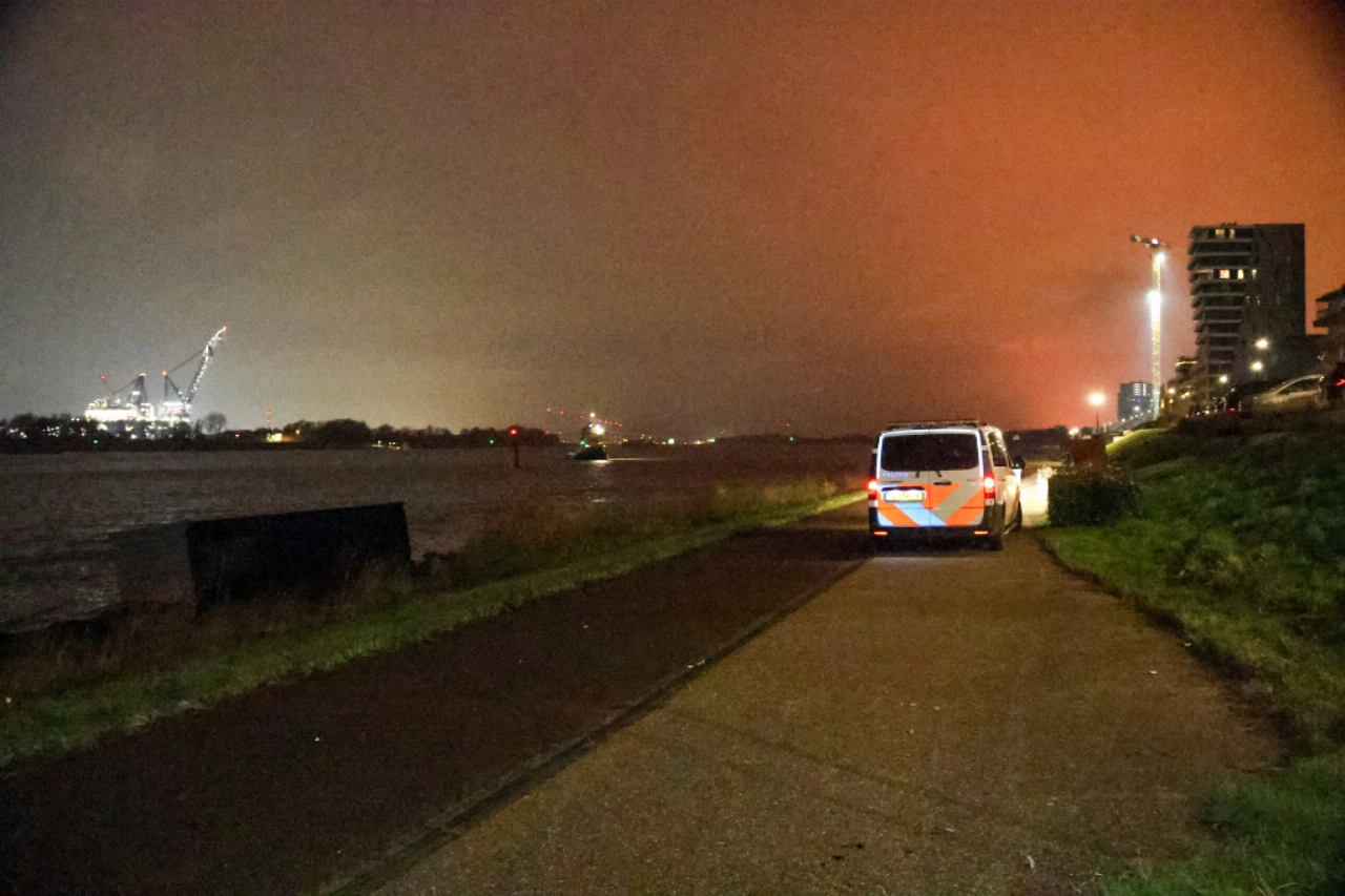 Tenminste vier containers in het Scheur beland