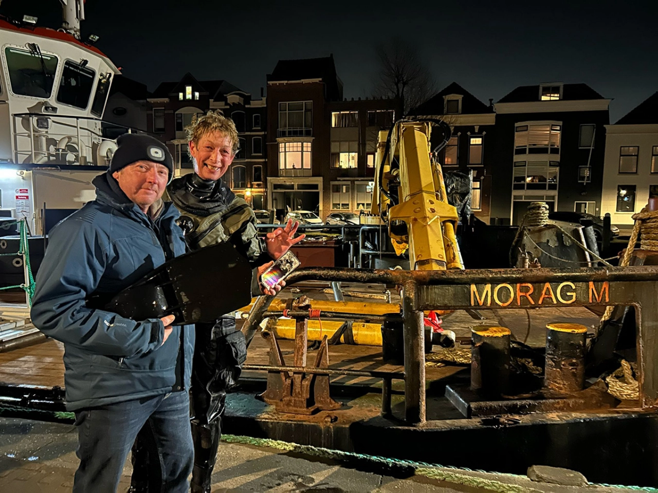 Duiken naar een telefoon in de haven van Maassluis