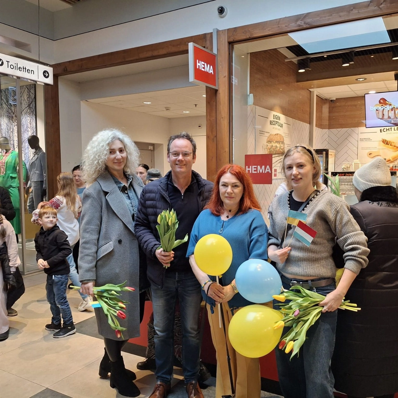 Oekraïense vluchtelingen delen tulpen uit