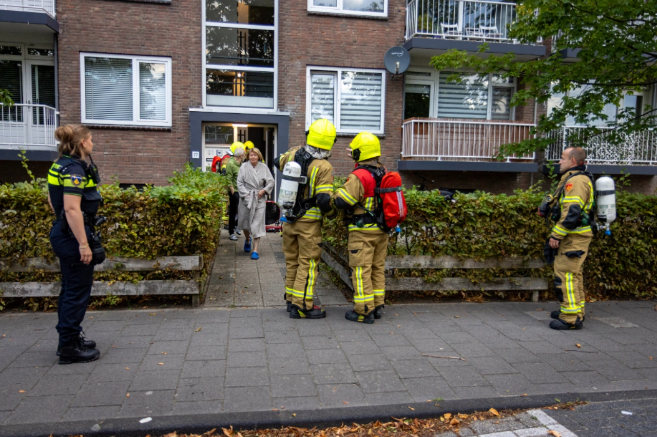 Bewoners op straat na brand in portiekflat