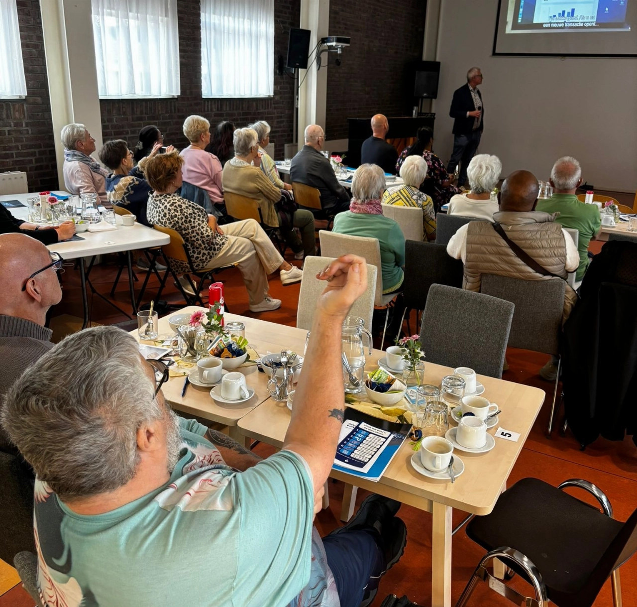 Senioren in Maassluis vergroten hun digitale weerbaarheid tijdens interactieve bijeenkomsten