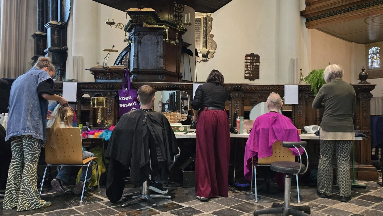 25 Maassluizers geknipt en gestyled tijdens Sociale Kapsalon