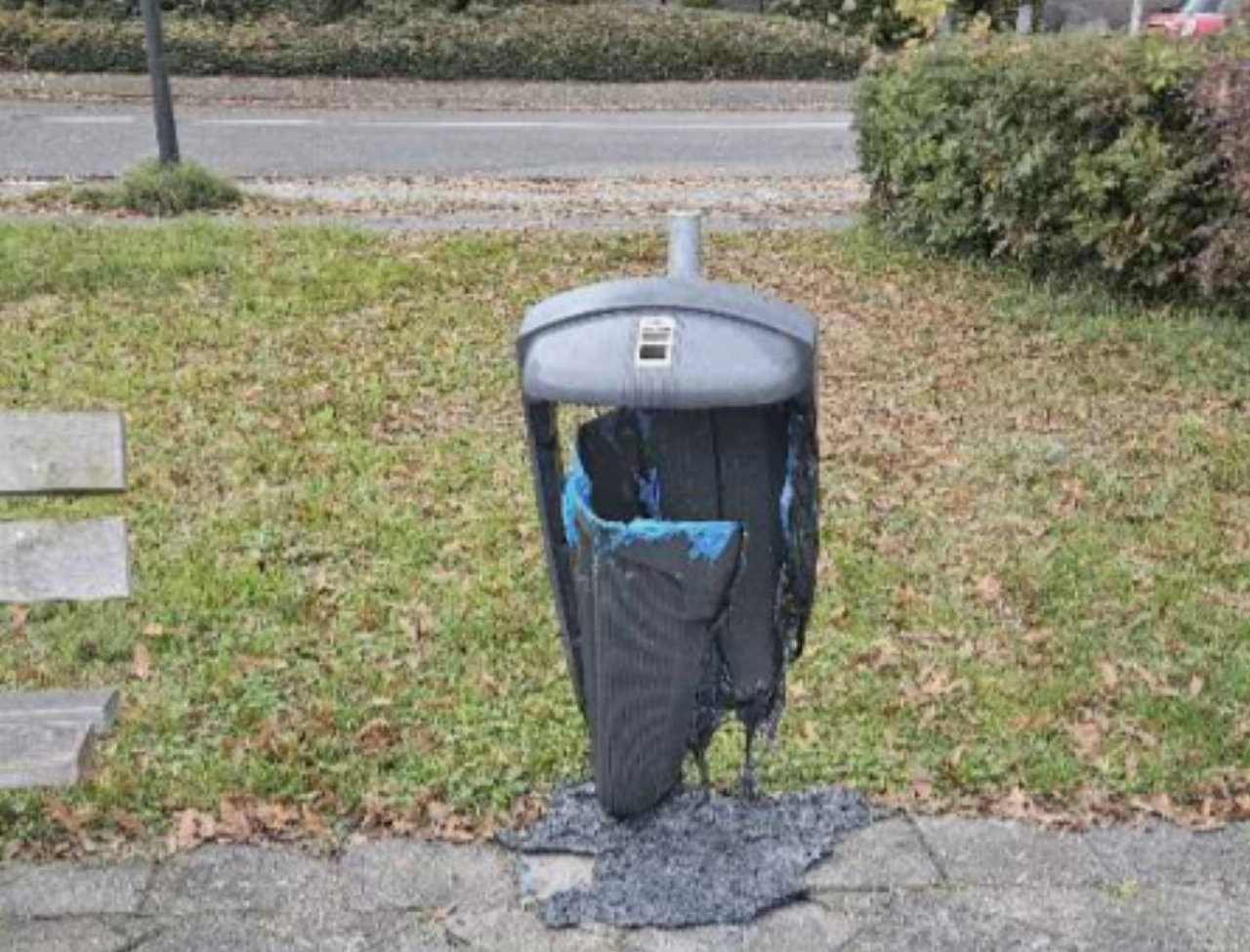 Meer dan 20 afvalbakken in brand gestoken