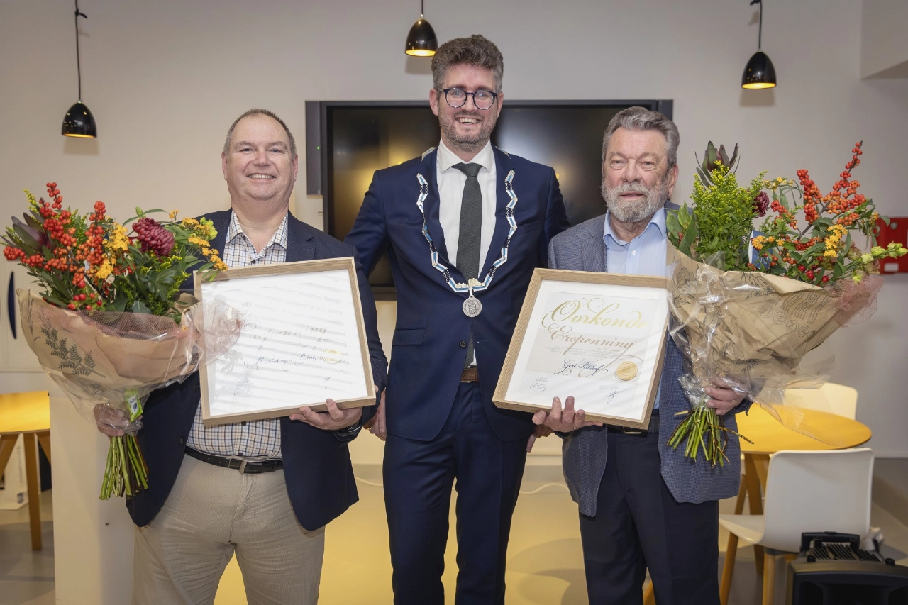 Gemeente Maassluis reikt erepenning uit aan Marcel van Raaij en Gert Rikhof