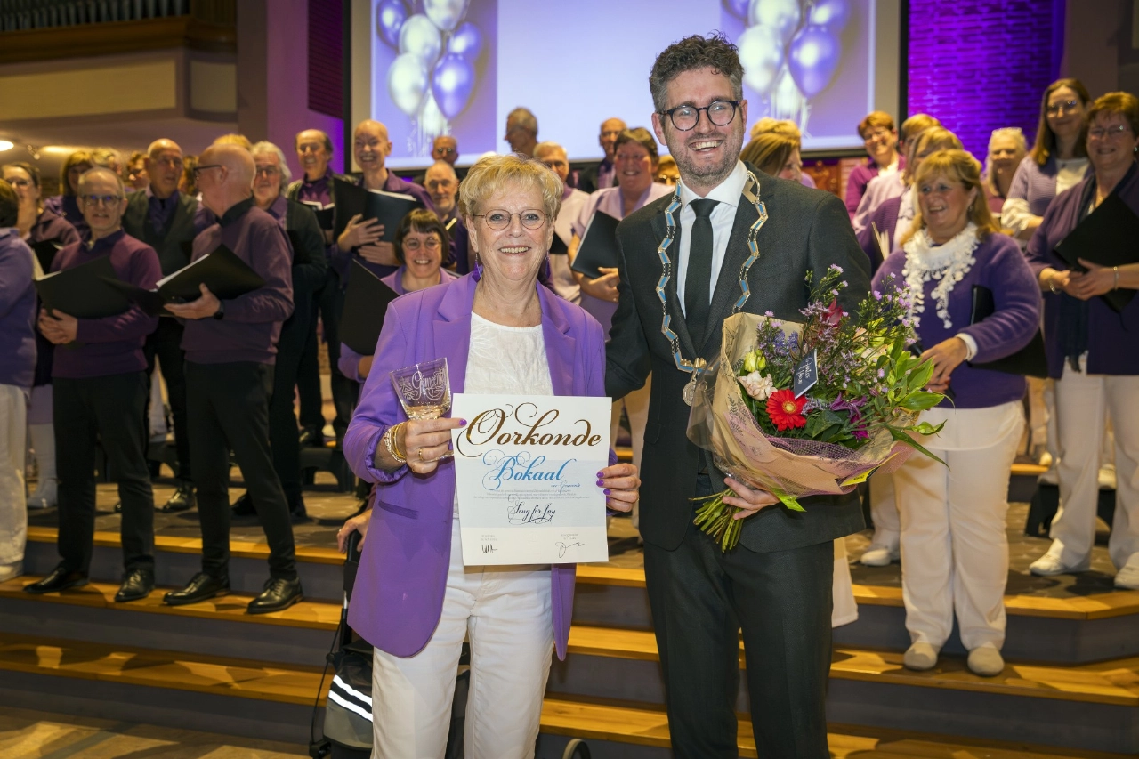 Koor Sing for Joy onderscheiden met Bokaal der Gemeente