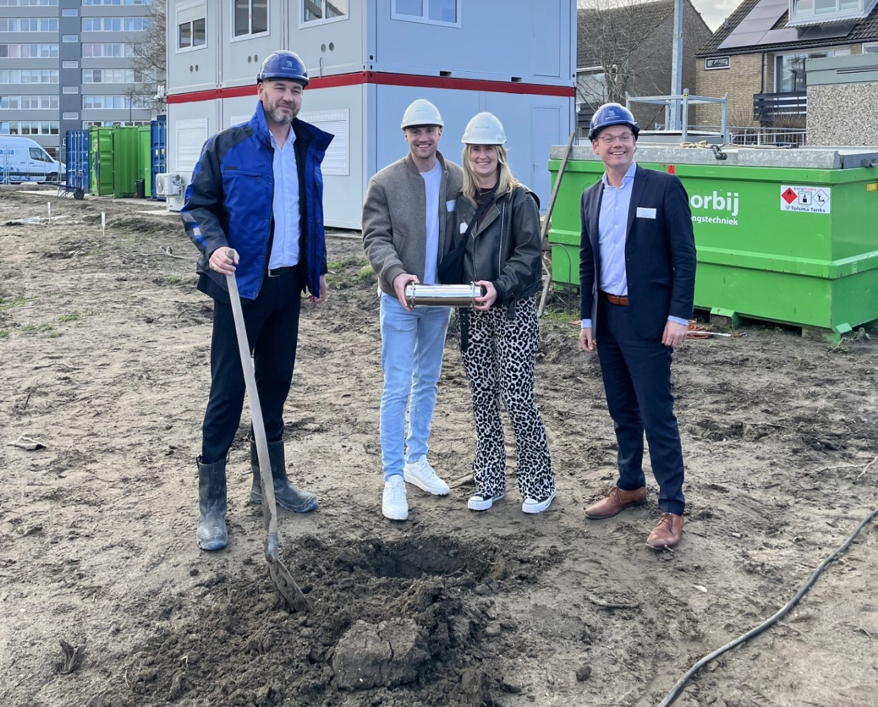 Toekomstige bewoners slaan laatste paal van hun woning in Vogelrijk
