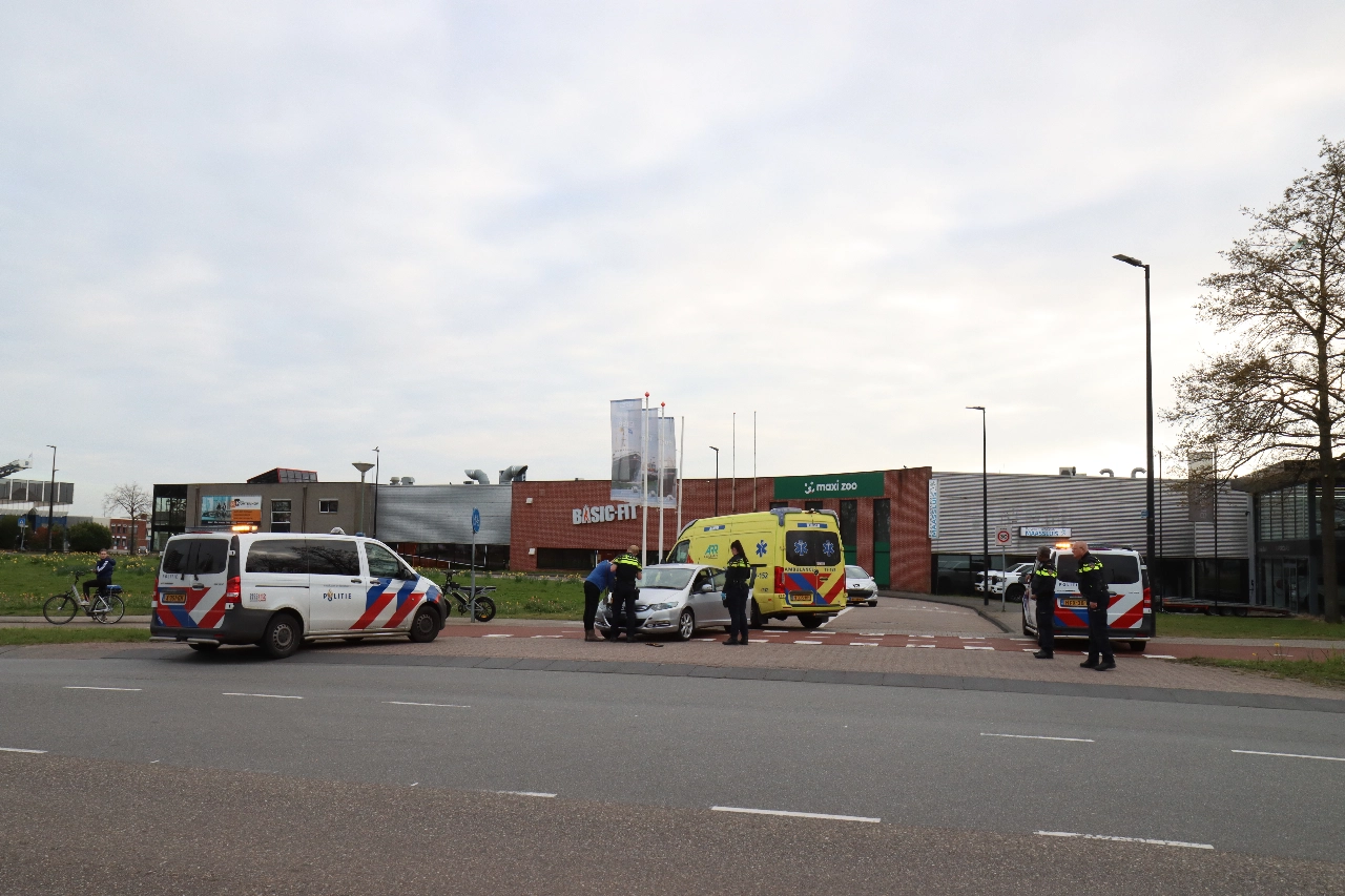 Tienermeisje gewond na botsing tussen auto en fatbike