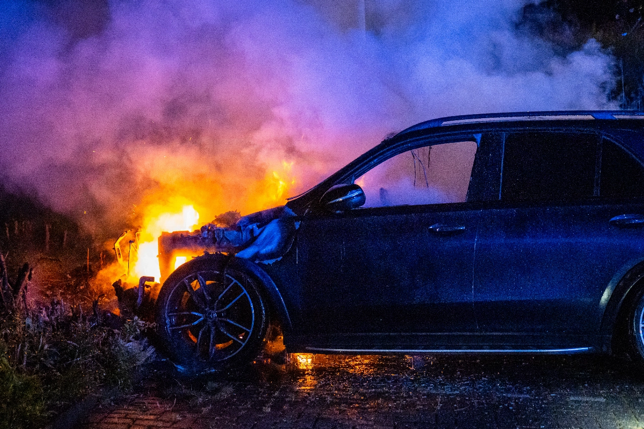 Auto volledig uitgebrand in Maassluis