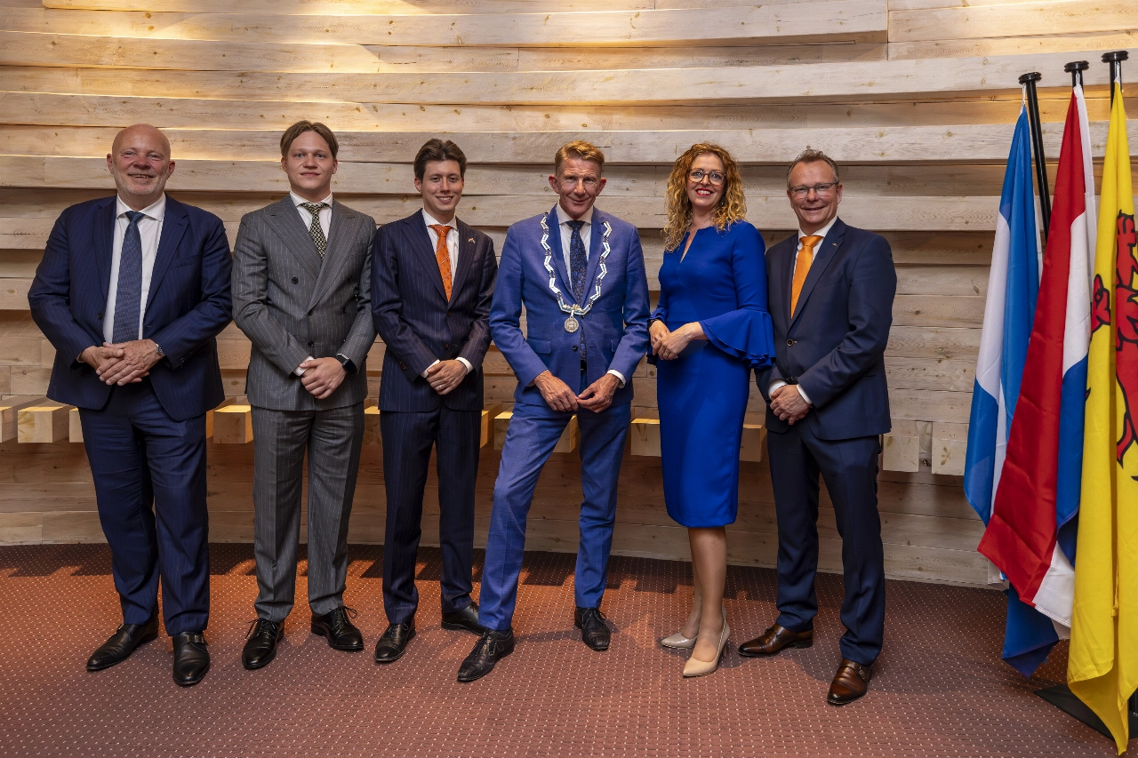 Politieauto’s voor deur burgemeester na kritiek op asielbeleid nieuwe coalitie