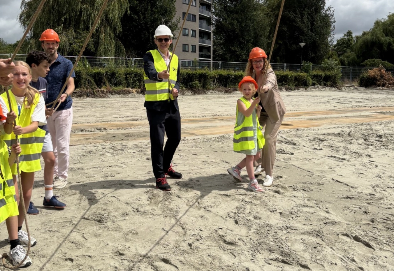 Eerste paal geslagen voor nieuwe Montessorischool