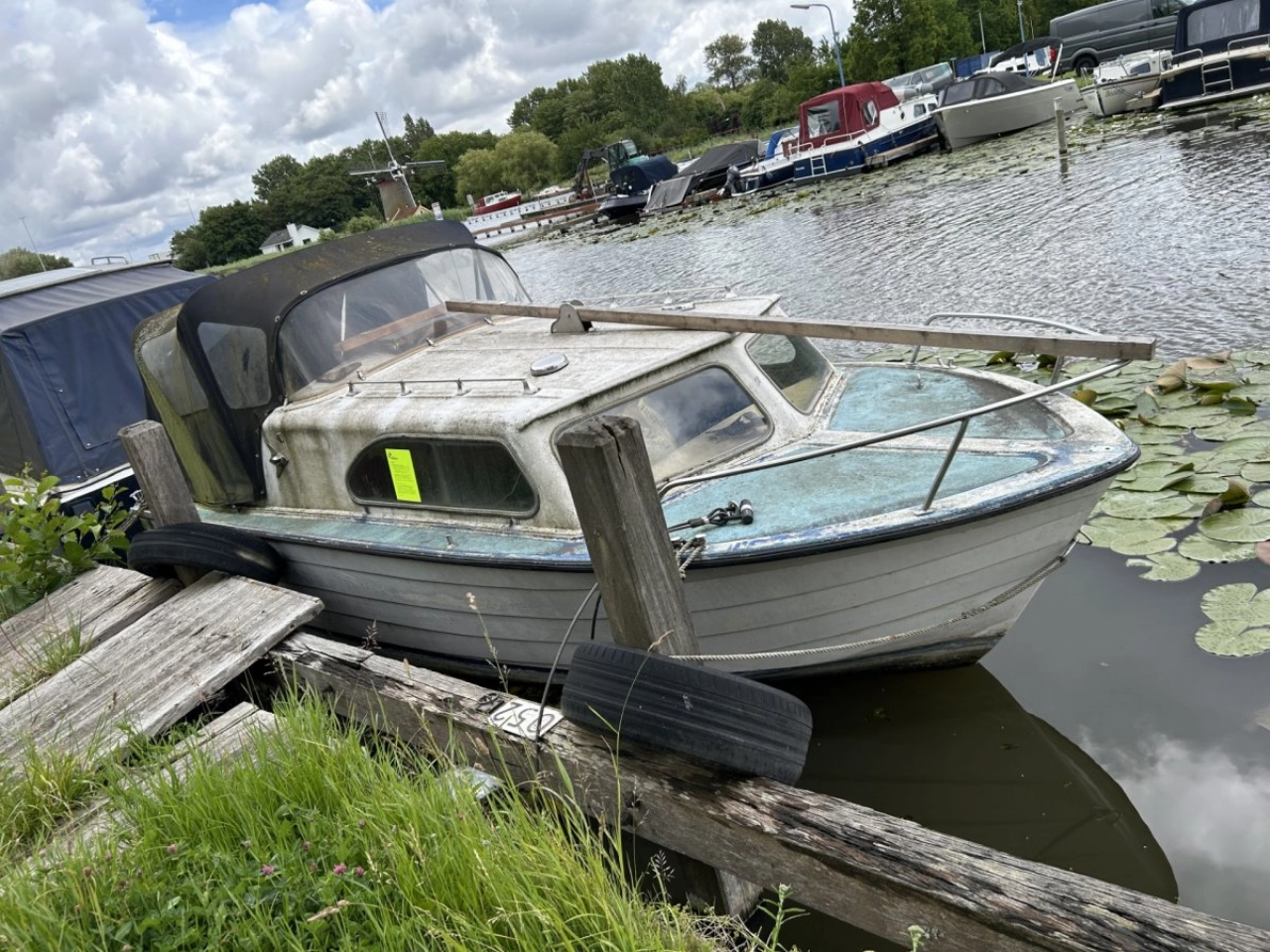 Eigenaar gezocht van verwaarloosde weesboot aan Noordvliet