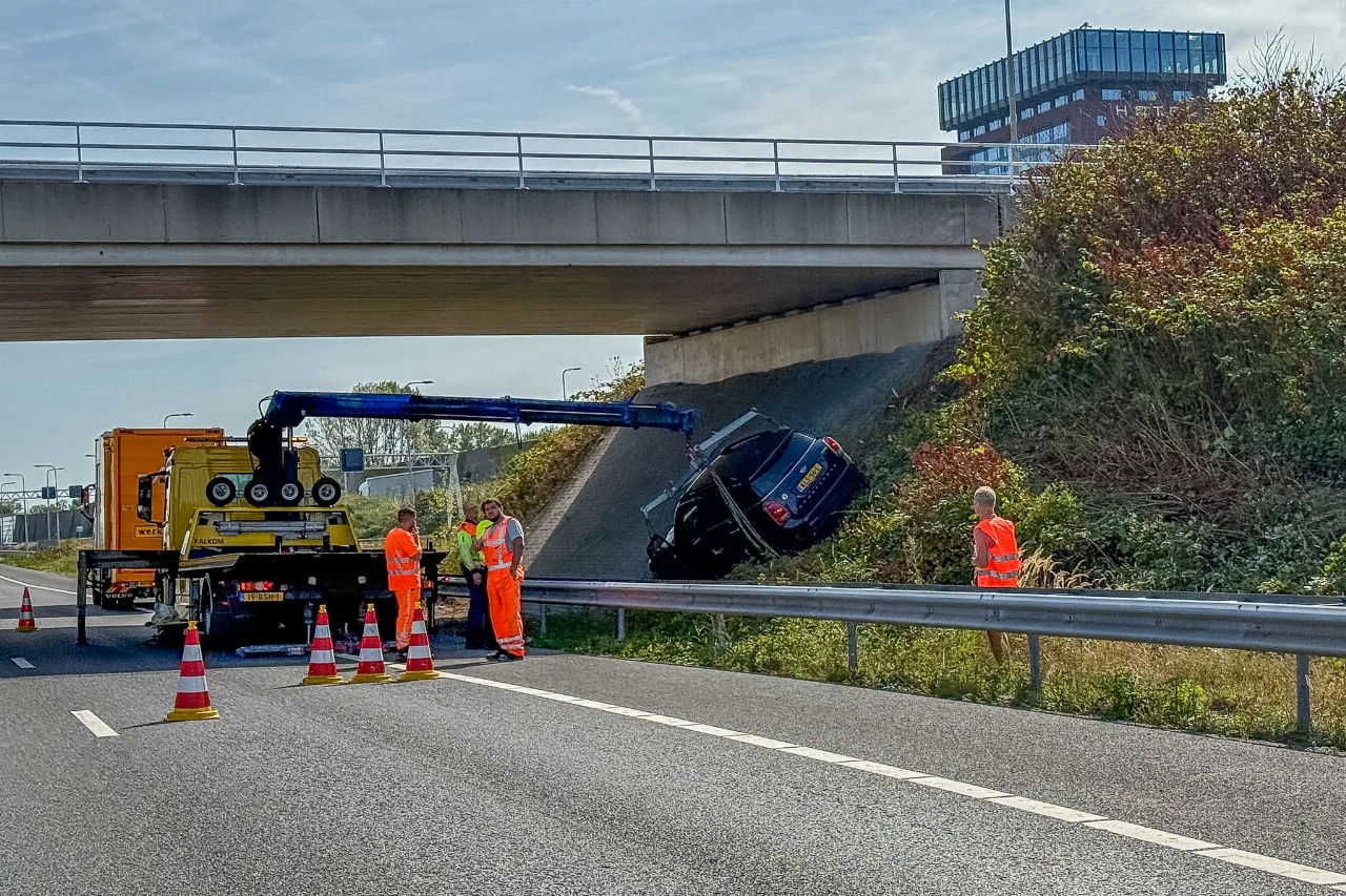 Auto belandt onder viaduct bij Kethelplein