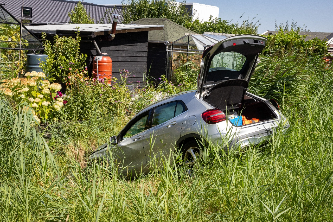 Automobilist belandt in sloot in Maassluis