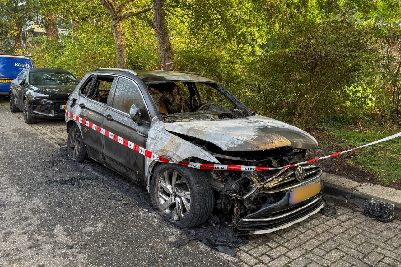 Auto gaat volledig in vlammen op aan de Ververij
