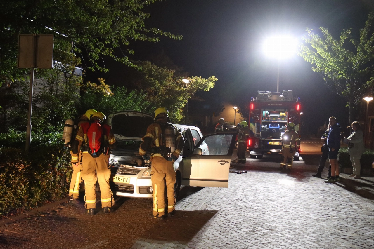 Brandweer onderzoekt auto na brand onder motorkap