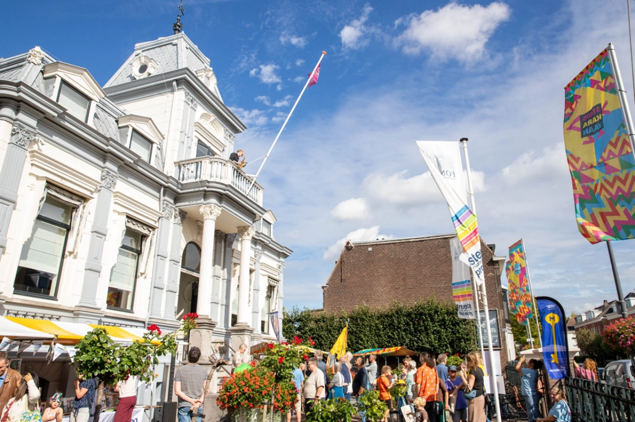 Drukbezochte Stadskaravaan in tuin Fonds Schiedam Vlaardingen e.o.