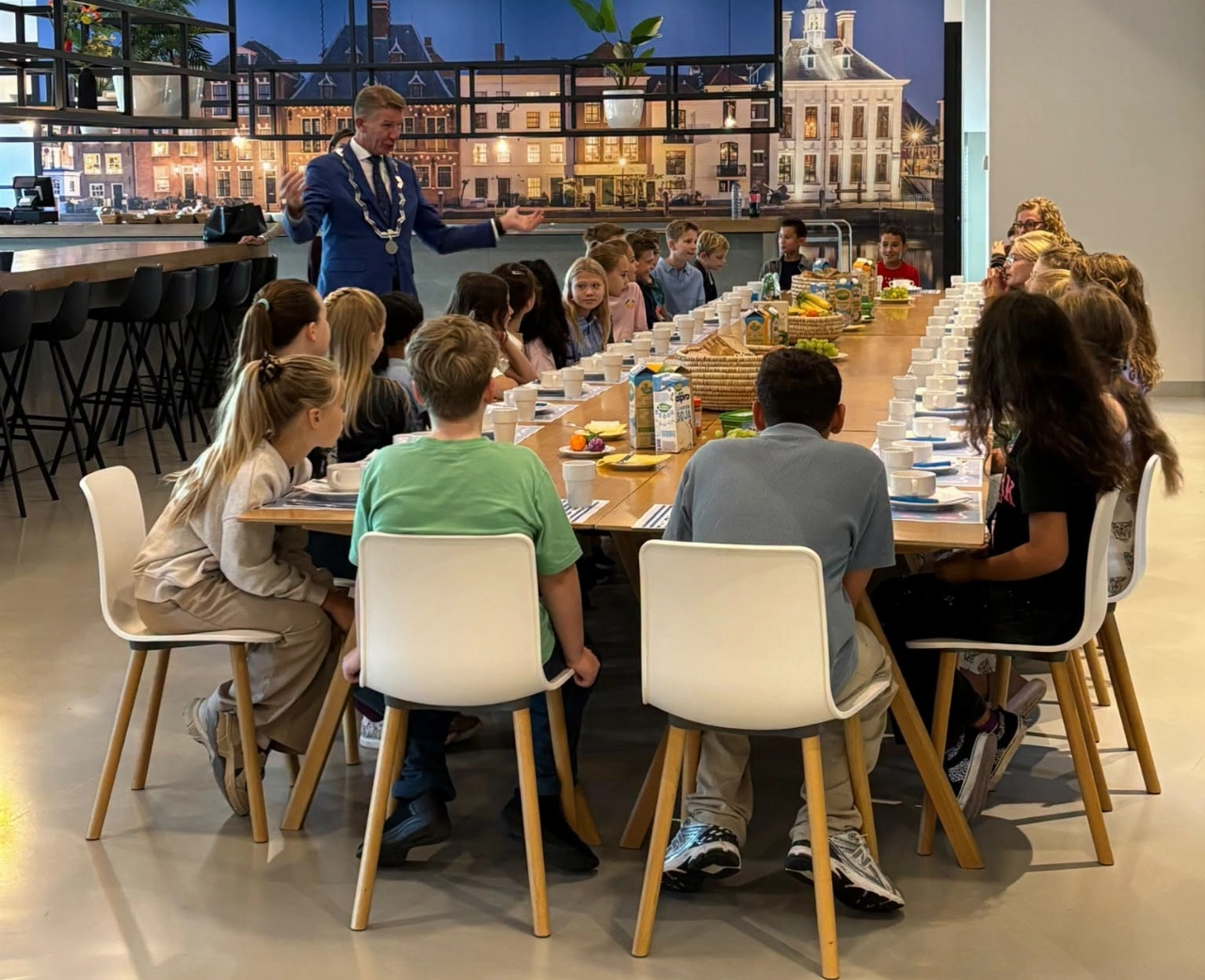 Leerlingen IKC Ichthus ontbijten met burgemeester en wethouder