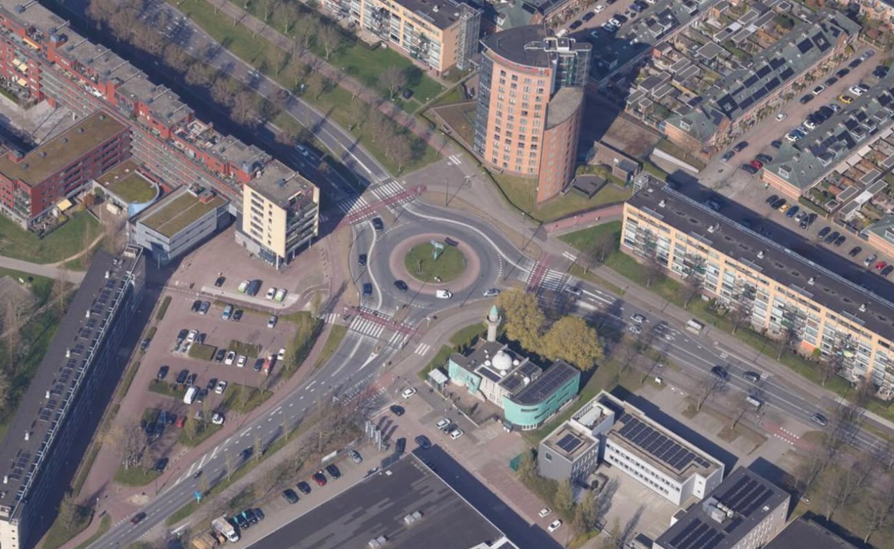 Rotonde Mozartlaan dicht: extra verkeershinder in Maassluis