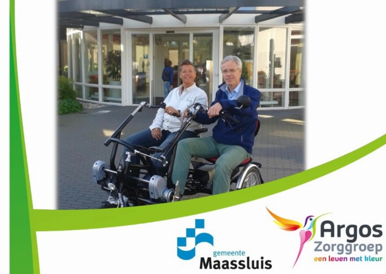 Wethouder Bronsveld overhandigt duofiets aan DrieMaasHave