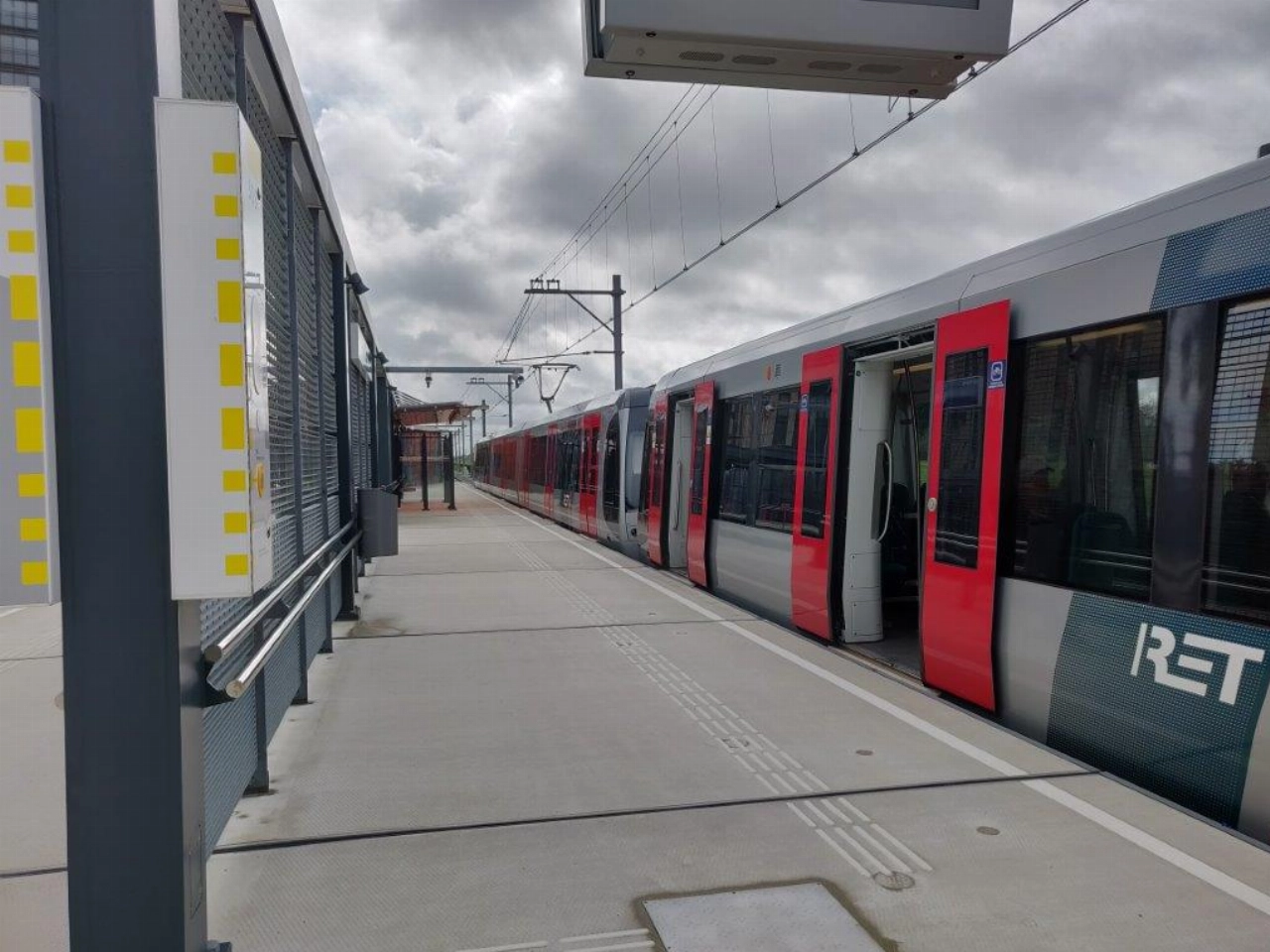Burgemeester en wethouders schenken koffie op metrostations