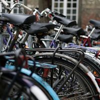 Toezichthouders in fietsenstalling Schiedam Centrum
