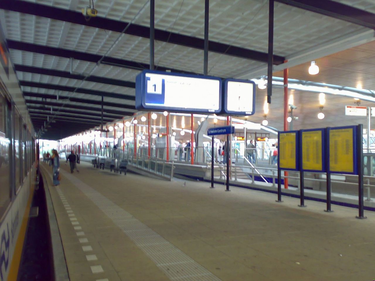 Regenschermen op perrons Schiedam-Centrum