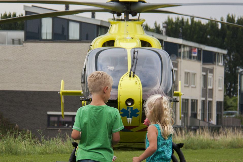 Traumahelikopter trekt bekijks op De Velden