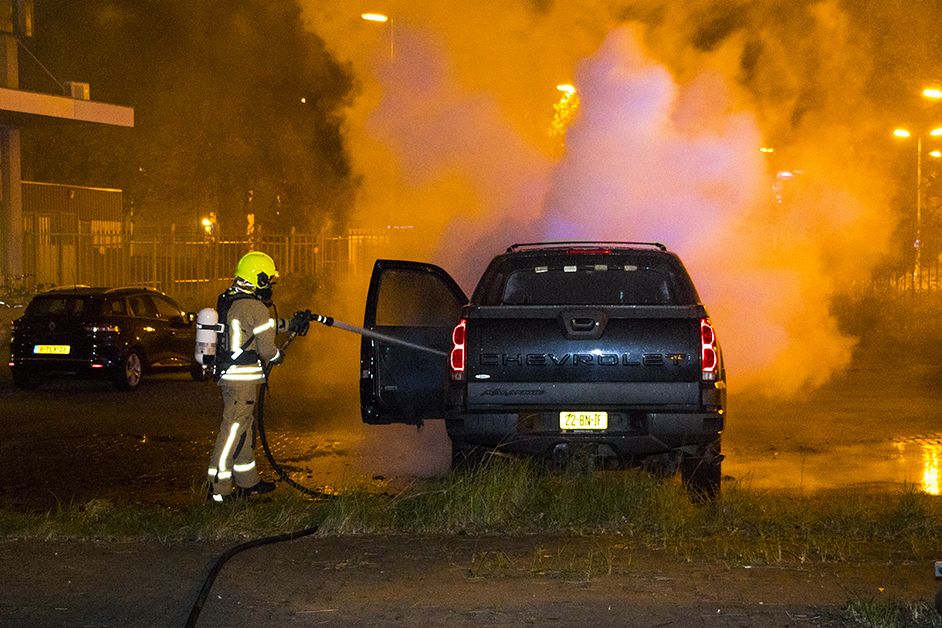 Schiedamse brandweer blust autobrand