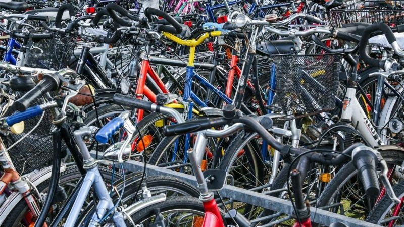 Gratis fietsen stallen onder toezicht
