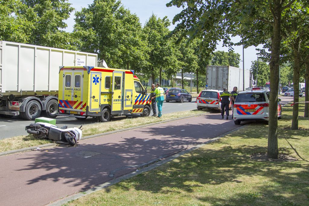 Scooterrijder gewond na botsing vrachtwagen