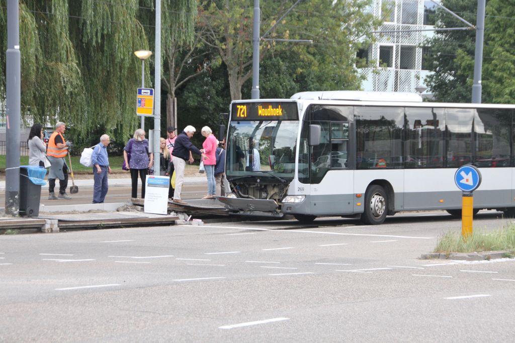 Bus rijdt schade bij wegwerkzaamheden