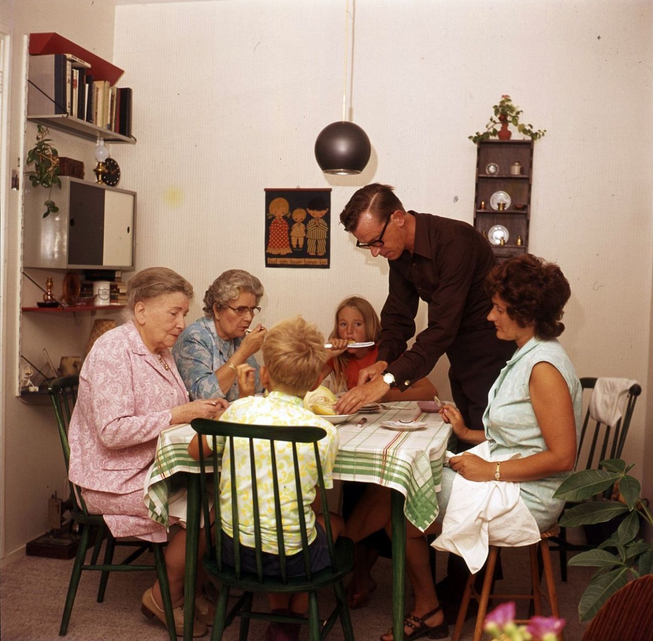 Museum zoekt Schiedamse familiegeschenken, familiealbums en ‘gedekte tafels’