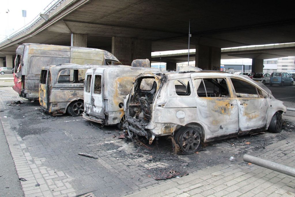 Vijf auto's uitgebrand bij Giessenplein