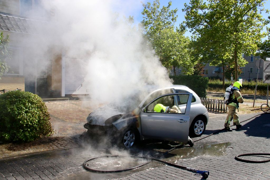 Auto brandt uit aan Stockholm